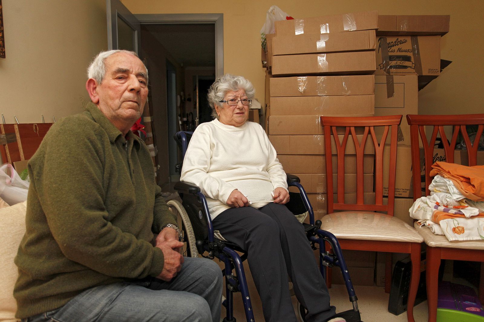 El matrimonio en su vivienda de realojo situada en el bario de Astilleros.