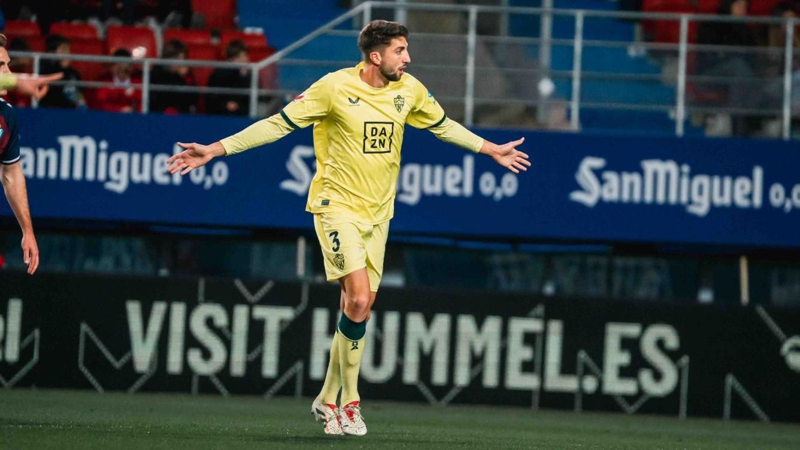 Édgar ordena a los suyos para salir de la zona defensiva.