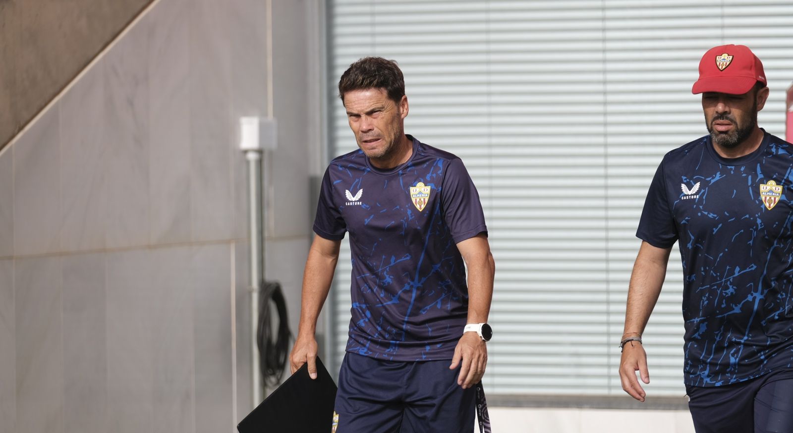 Rubi, en el inicio de un entrenamiento junto al analista Manel González