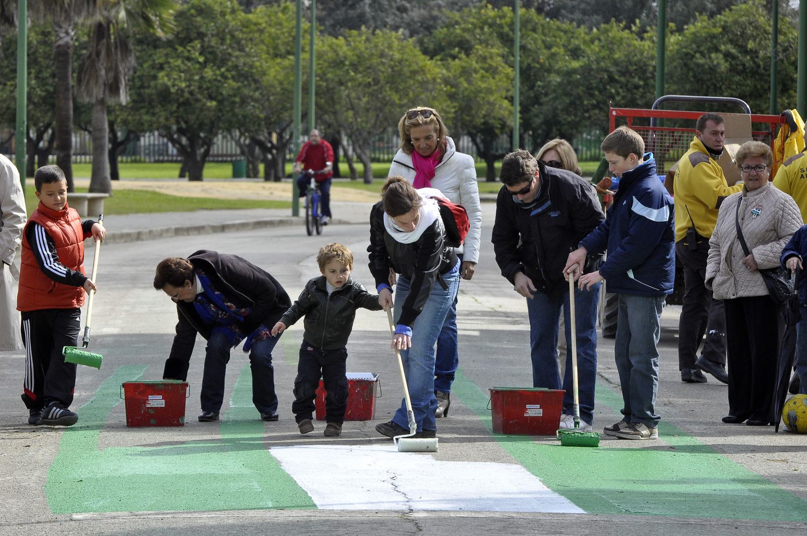 Pintada de la bandera de Andalucía en el Parque del Alamillo en una edición pasada de la fiesta por el Día de Andalucía.