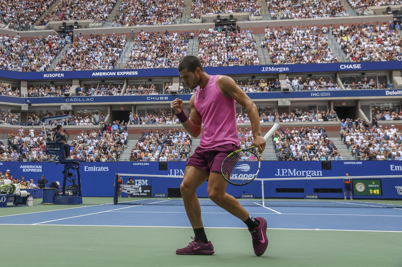 Carlos Alcaraz celebra un punto ante Novak Djokovic.