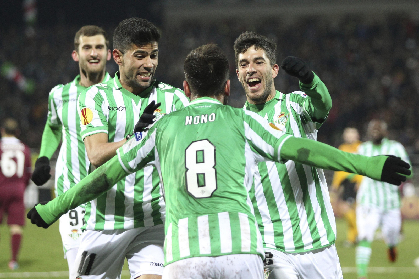 Los jugadores del Betis celebran un gol en Kazán.