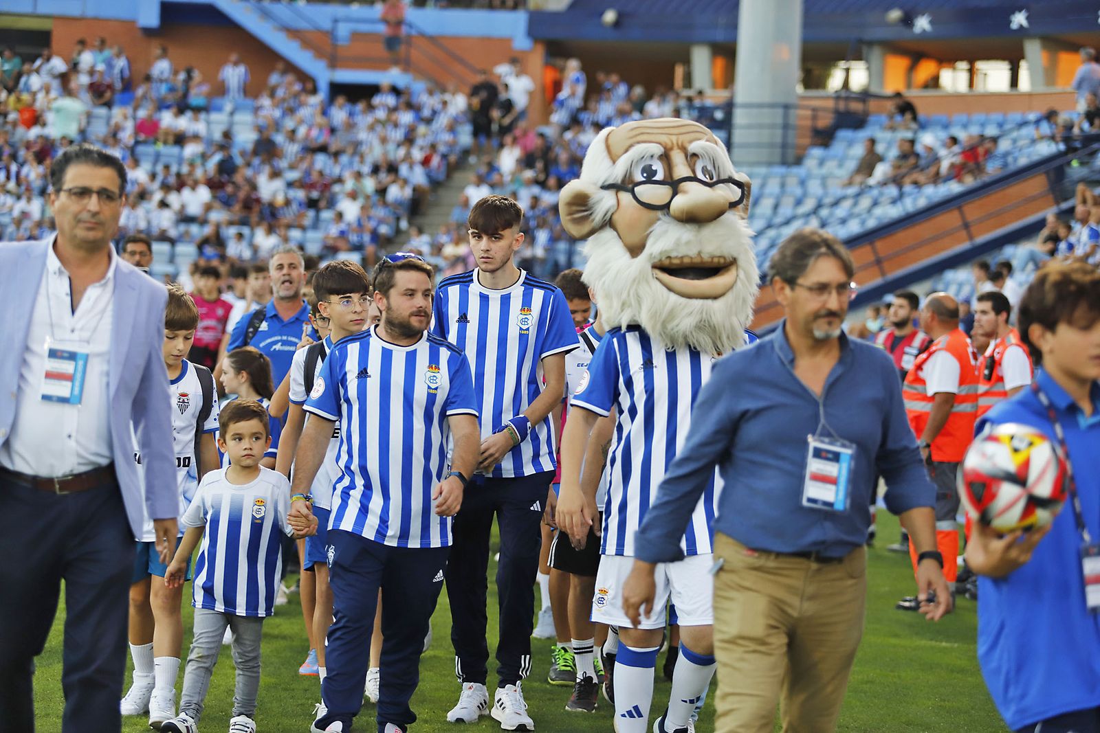 Ambiente en las gradas del Nuevo Colombino en el Recreativo de Huelva y Málaga