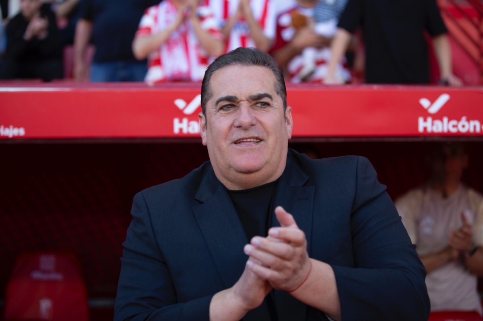 Sandoval aplaude en el banquillo del Granada