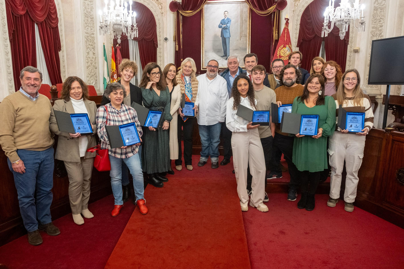 Las personas distinguidas junto a las autoridades y a miembros de Márgenes y Vínculos.