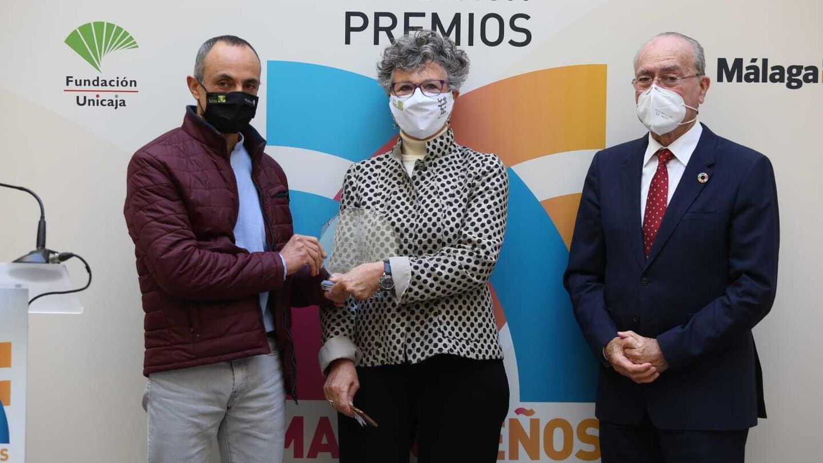 José Antonio Ruiz y Pilar Villasana de Librería Lucas junto a Francisco de la Torre.