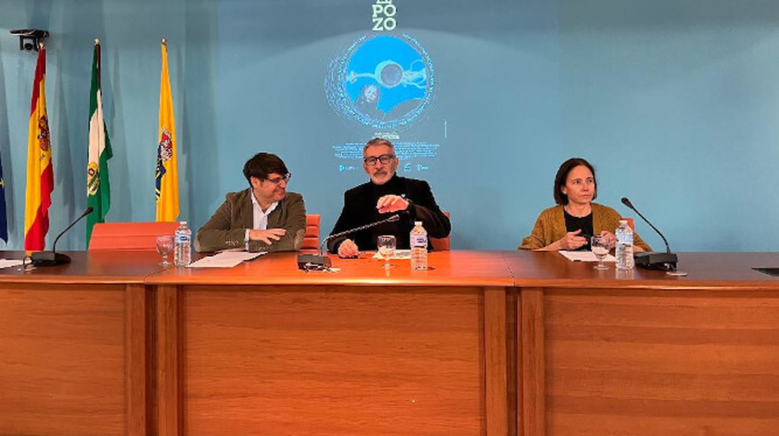 Rafel Vélez Nuñez, Francisco Piniella y Maica Garcia, en el salón de actos  de la Facultad de Filosofía y Letras, durante el estreno del cortometraje.