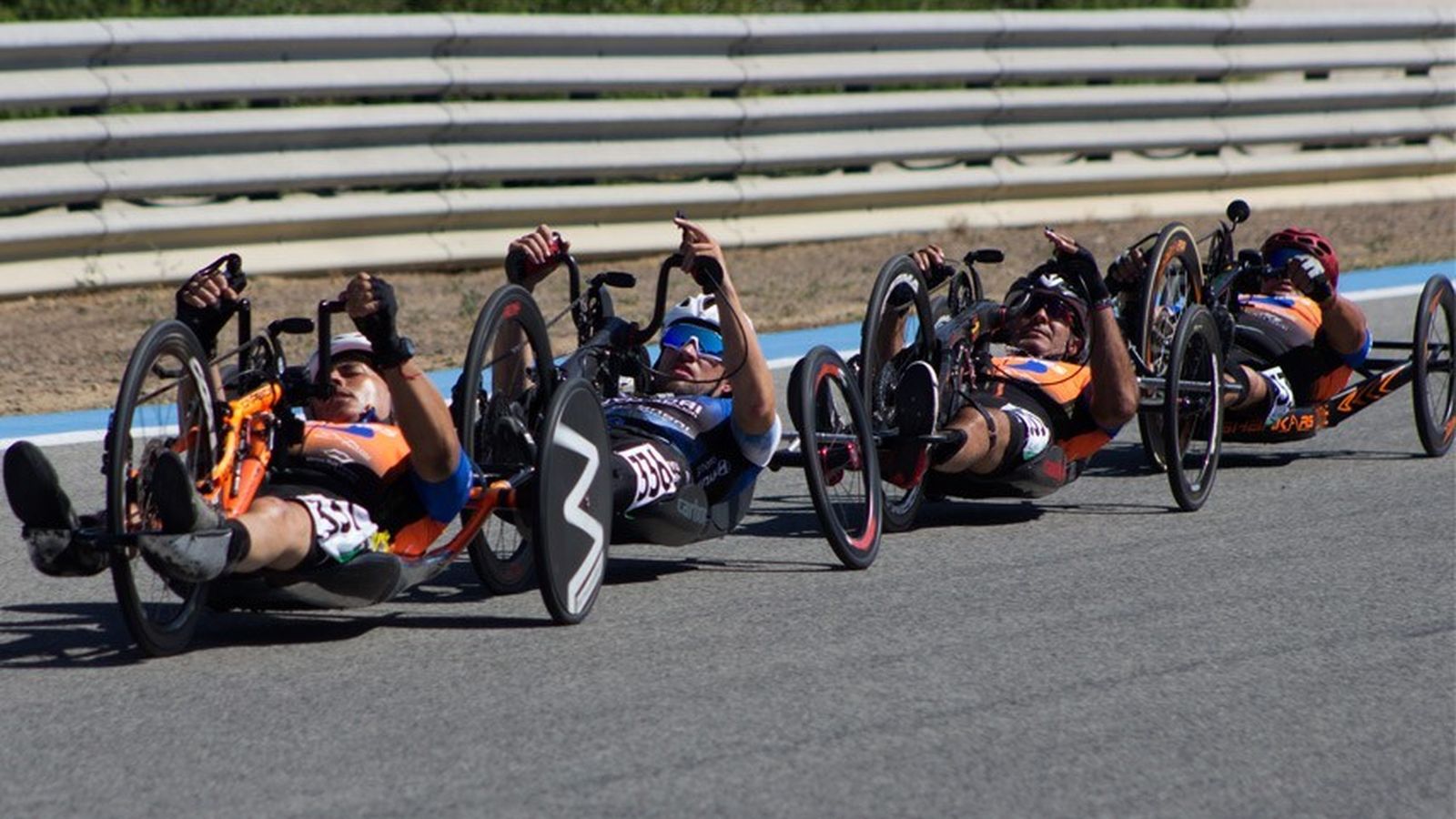 Los ciclistas paralímpicos han realizado un gran derroche de fuerza en el  asfalto del Circuito de Jerez.