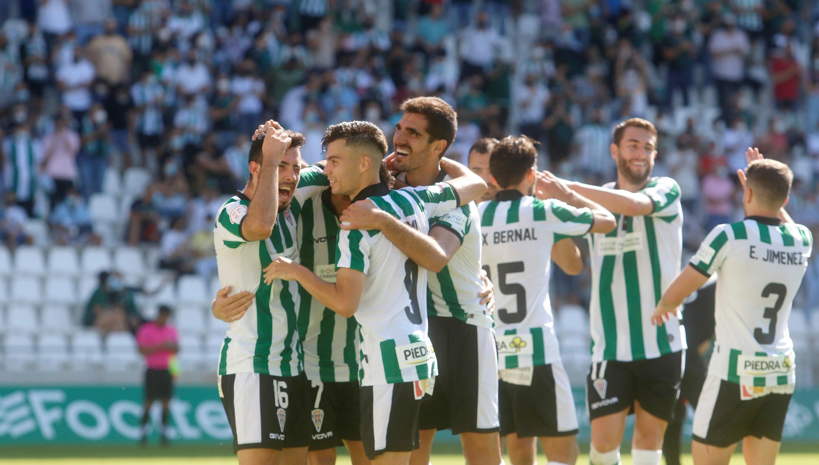 Los jugadores del Córdoba CF celebran el gol de Luismi a la UD San Fernando.