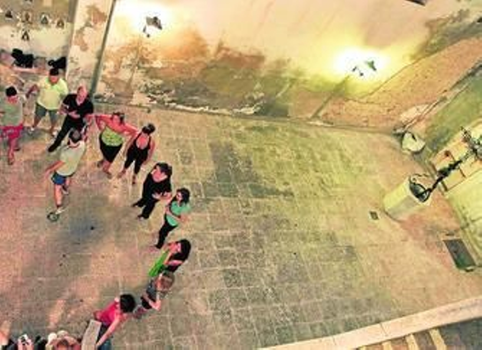 El coro Virgen del Carmen, durante uno de los ensayos de estos días en el patio del convento del Carmen.