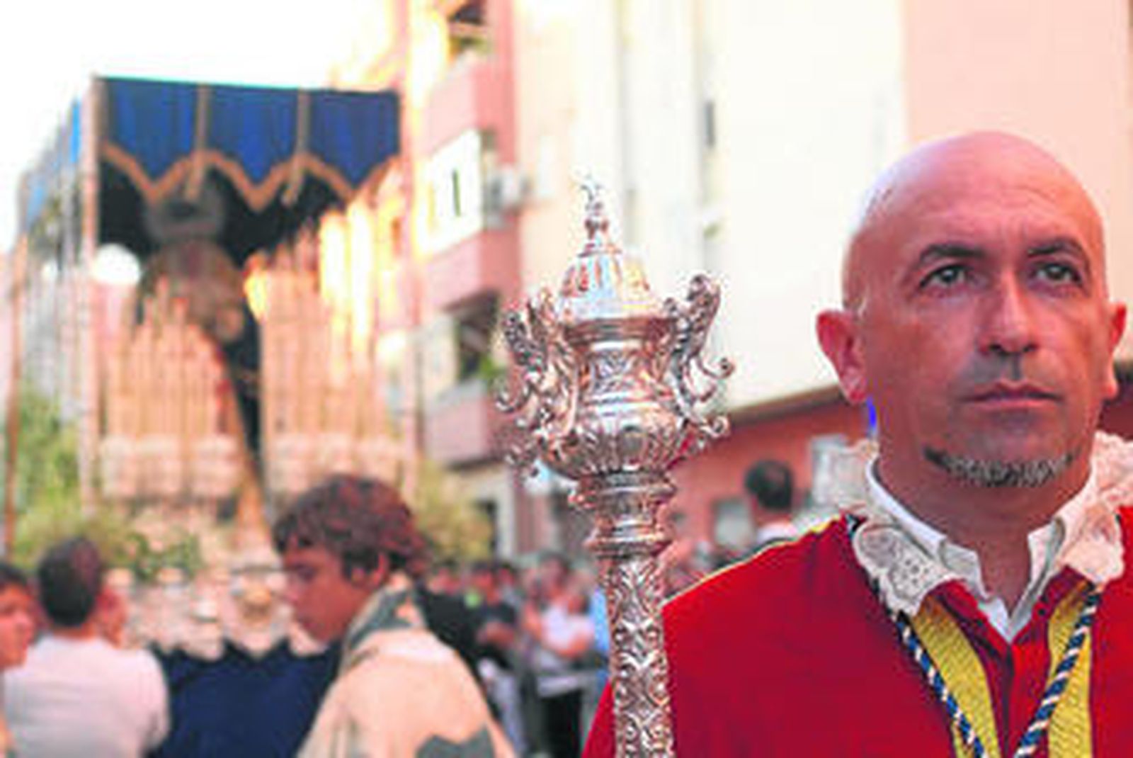 La Virgen del Buen Fin procesiona acompañada de los hermanos de la Cofradía.