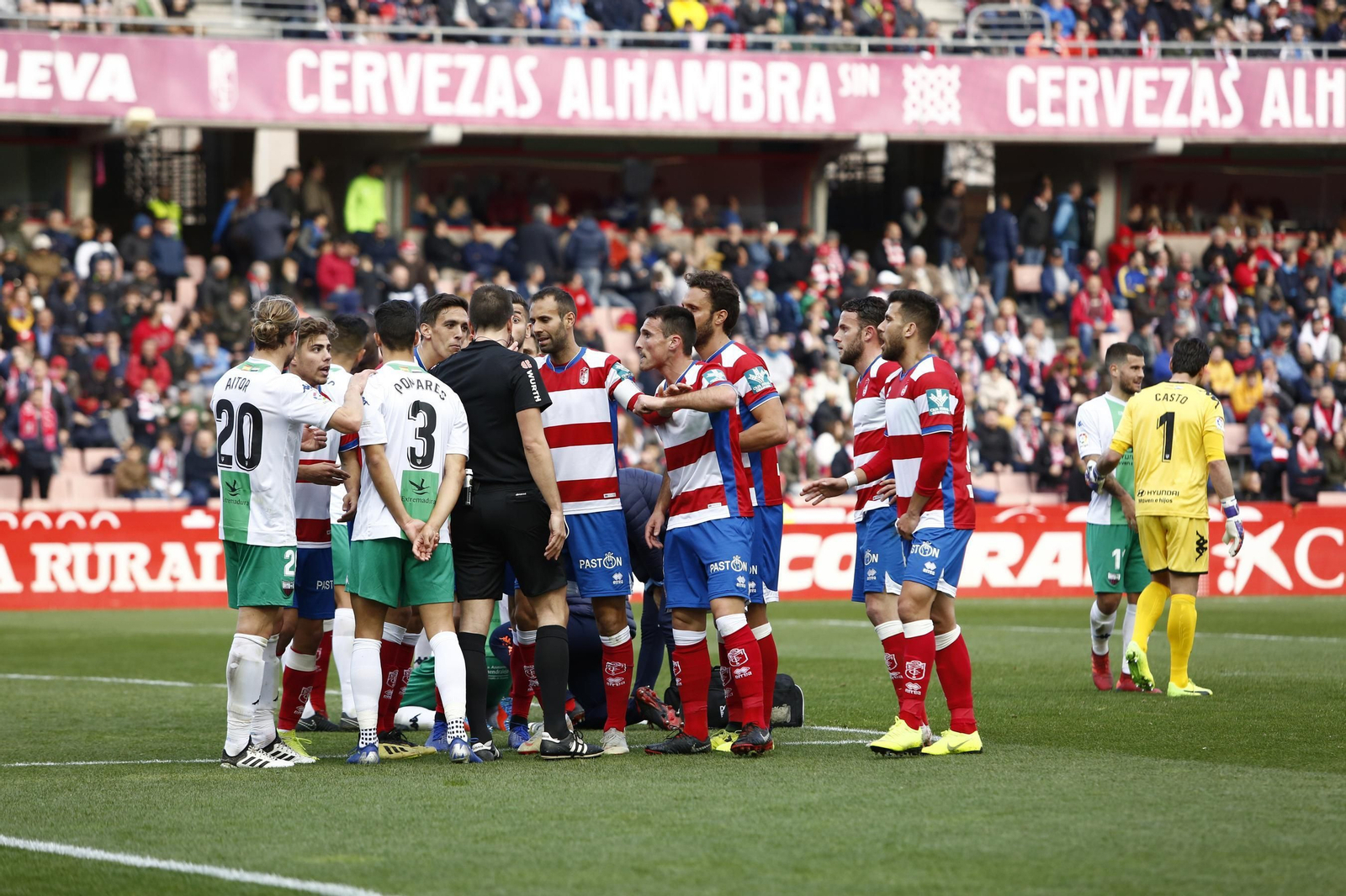 Los jugadores rojiblancos se quejan al colegiado tras la expulsión de San Emeterio.