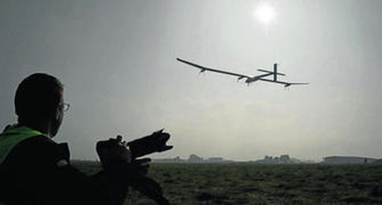 Un fotógrafo toma imágenes del despegue del 'Solar Impulse'.