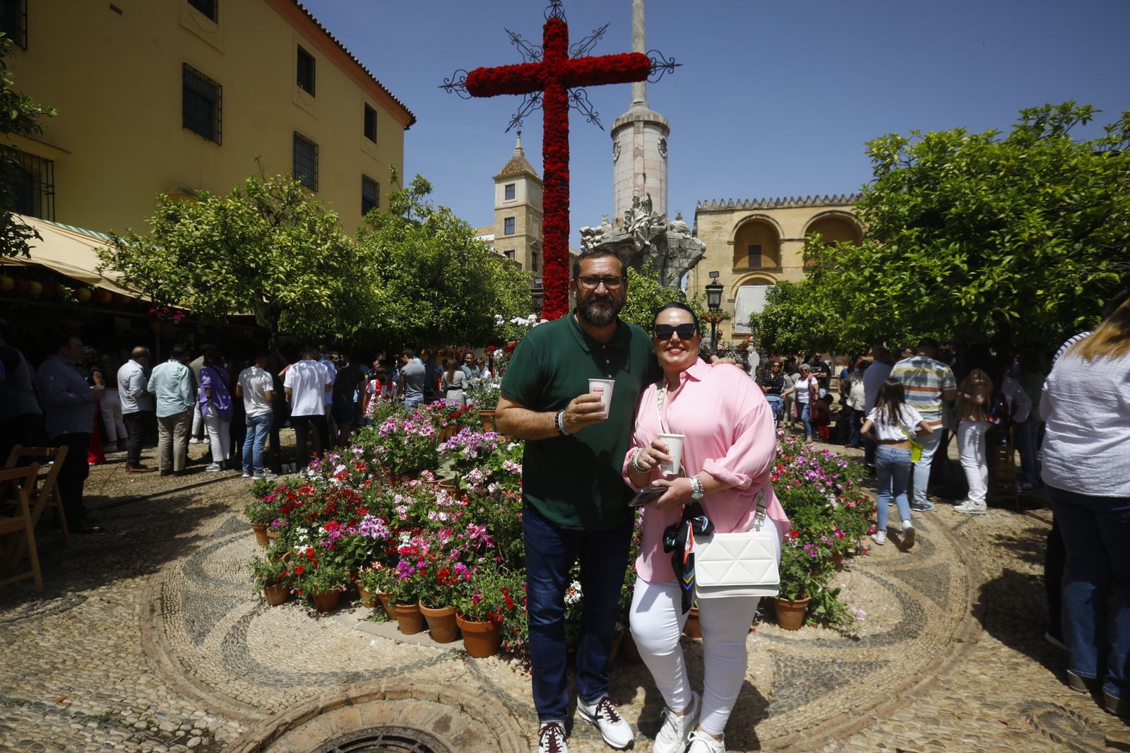 Los turistas abarrotan las calles y Las Cruces de Córdoba, en imágenes