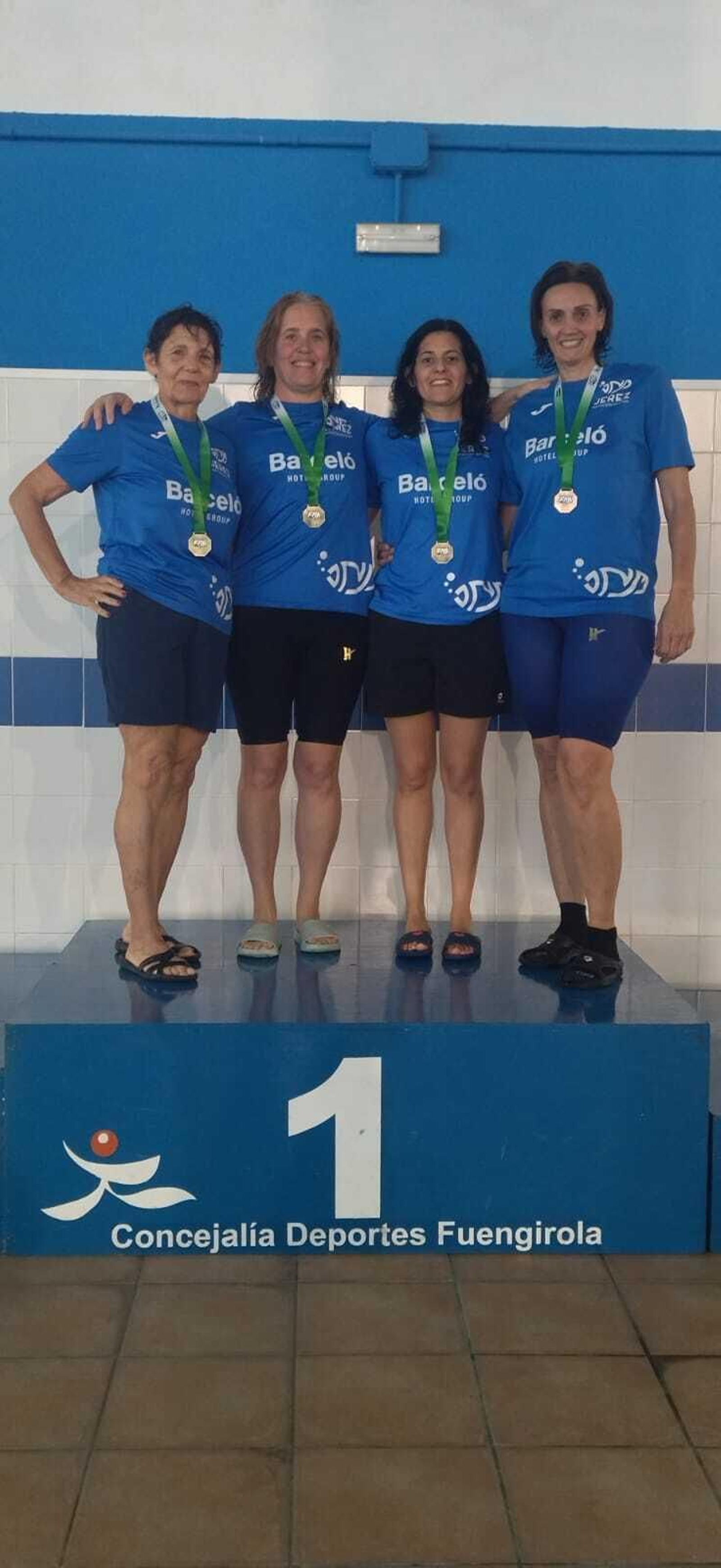 El equipo femenino del Jerez Máster, en lo alto del podio.