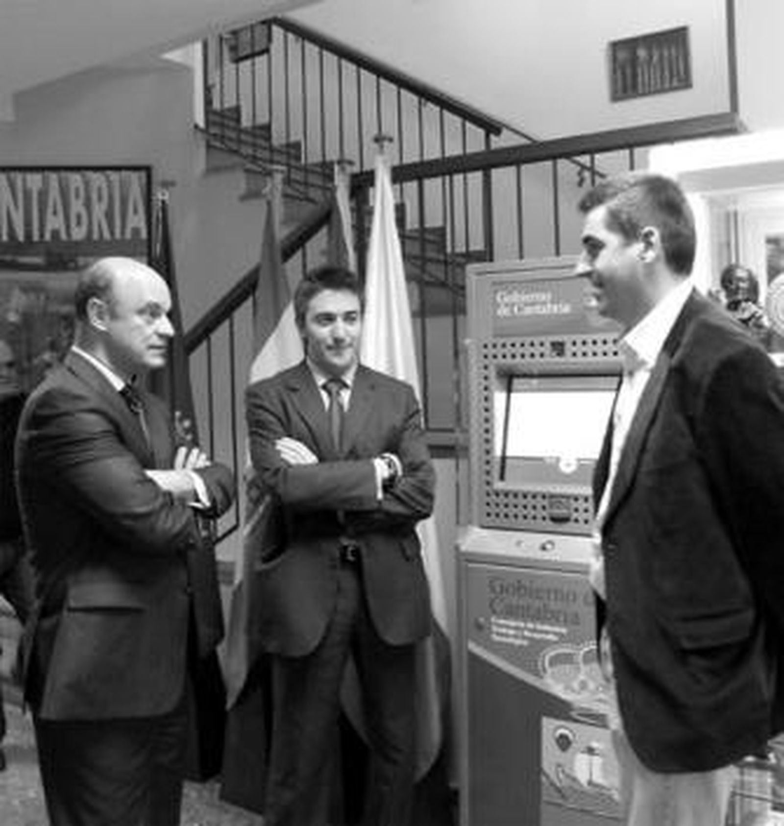 Santiago García, Félix Obregón y Manuel Becerril, ayer junto al punto telemático del Gobierno de Cantabria.