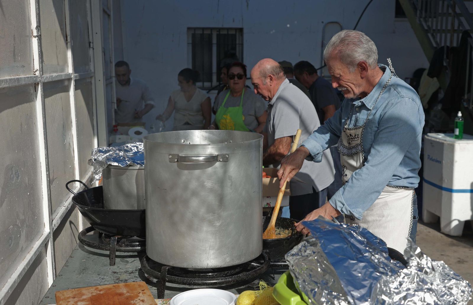 Búscate en las fotos de la Olla de San Isidro en Los Barrios .