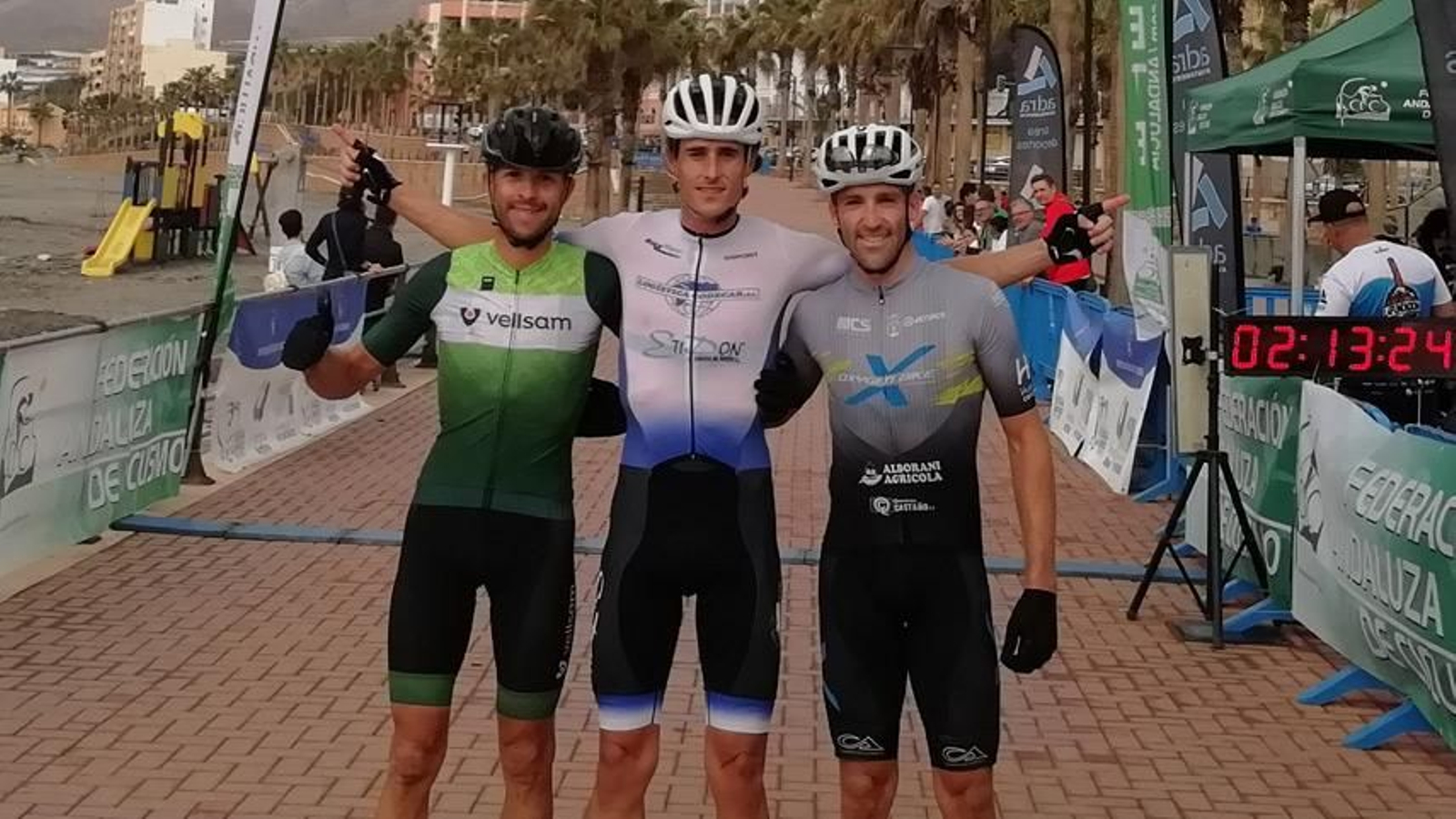 Los tres primeros clasificados de la prueba en categoría masculina posan al término de la competición en la localidad abderitana.