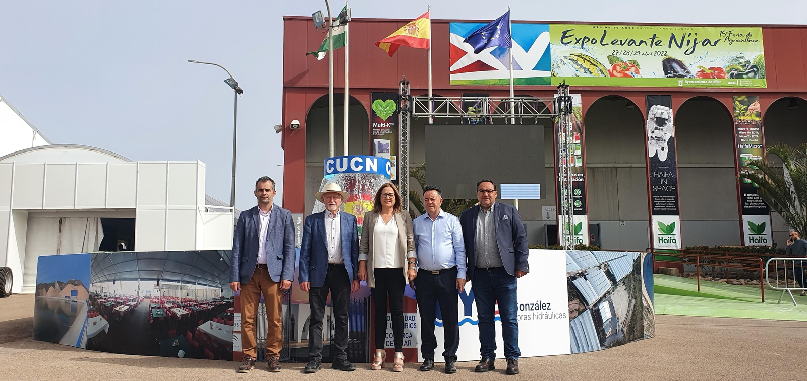 De izquierda a derecha: David Lozano, concejal de Hacineda; Antonio López, presidente de la CUCN; Esperanza Pérez, alcaldesa; José Francisco Torres, presidente de la Asociación Expositora; y Manuel Bonilla, concejal de Agricultura.
