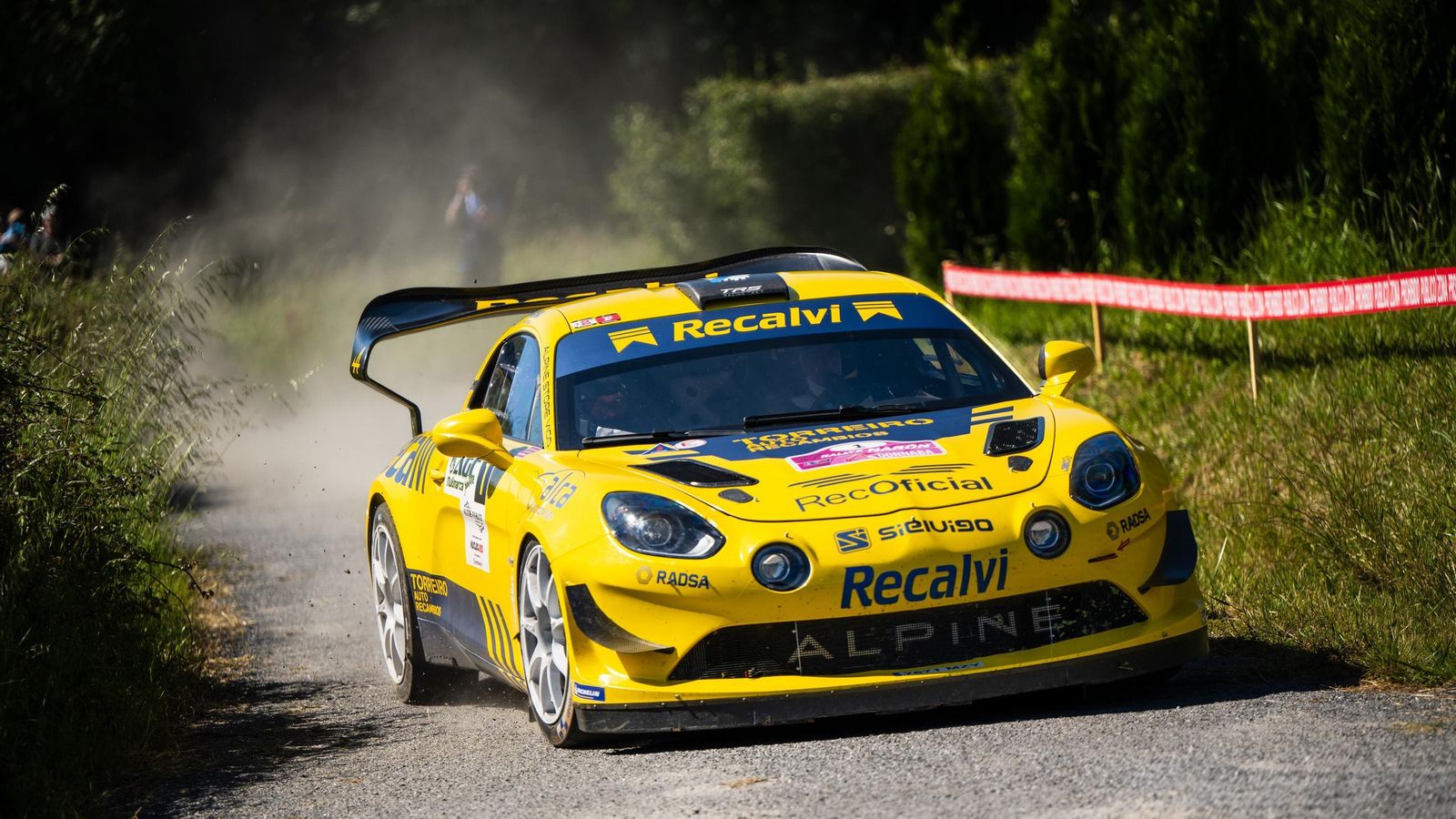 Jorge Cagiao y Javier Martínez a su paso con su vehículo por uno de los tramos del circuito.