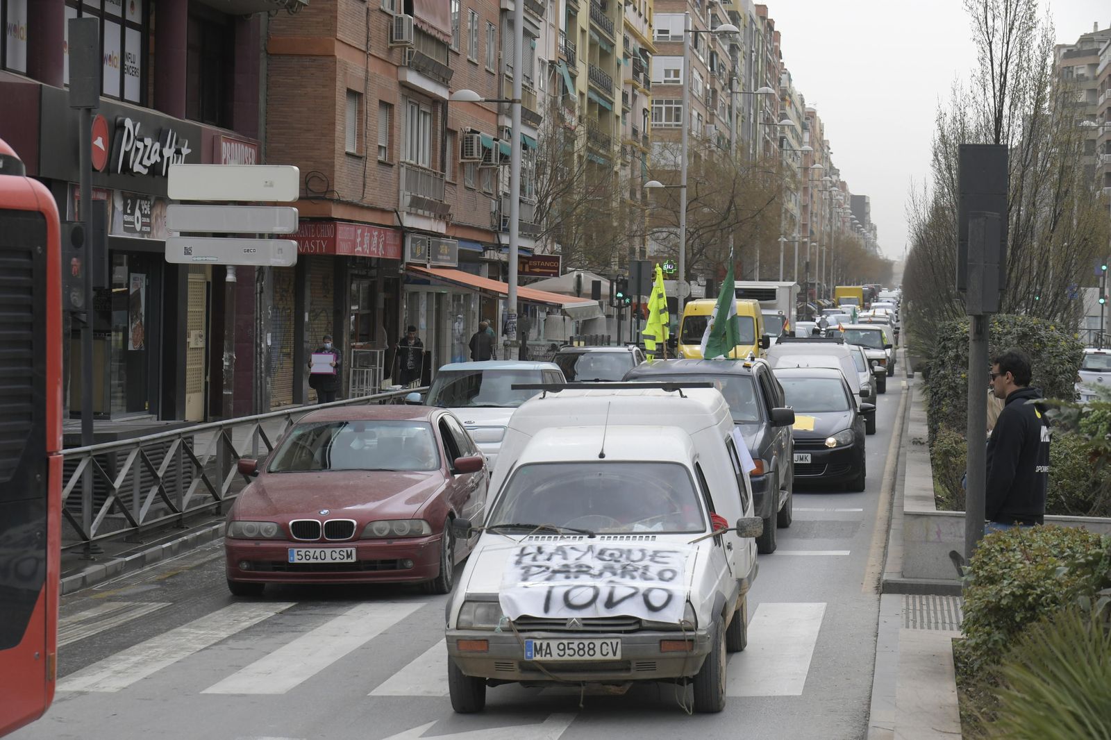 Imagen de los transportistas manifestandose en Granada en vehículos particulares tras la prohibición de acceso de camiones de más de 3.500 kilos