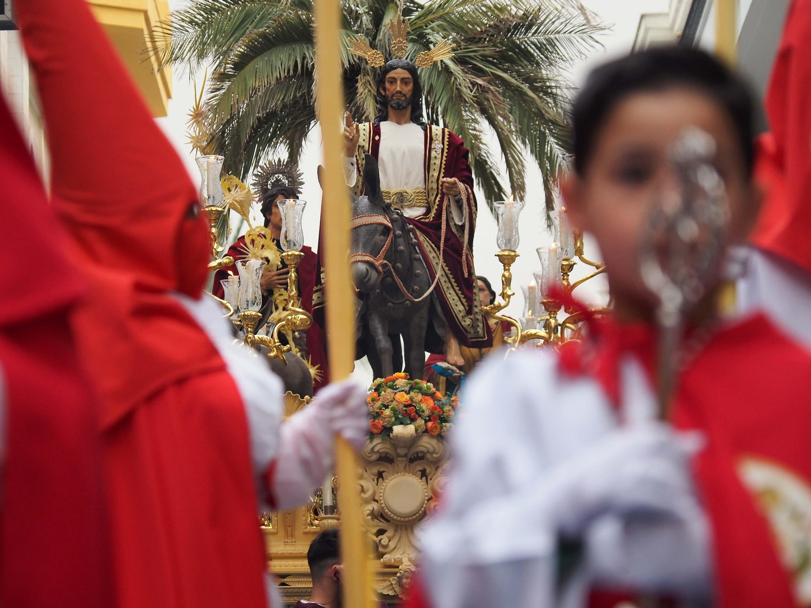 Las mejores imágenes de 'La Mulita' en Isla Cristina, única procesión en la tarde del Domingo de Ramos en la costa onubense