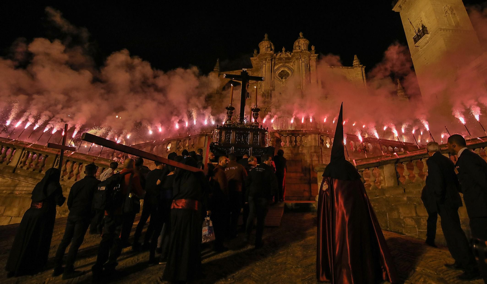 Espectacular recogida de la hermandad de La Viga en la catedral