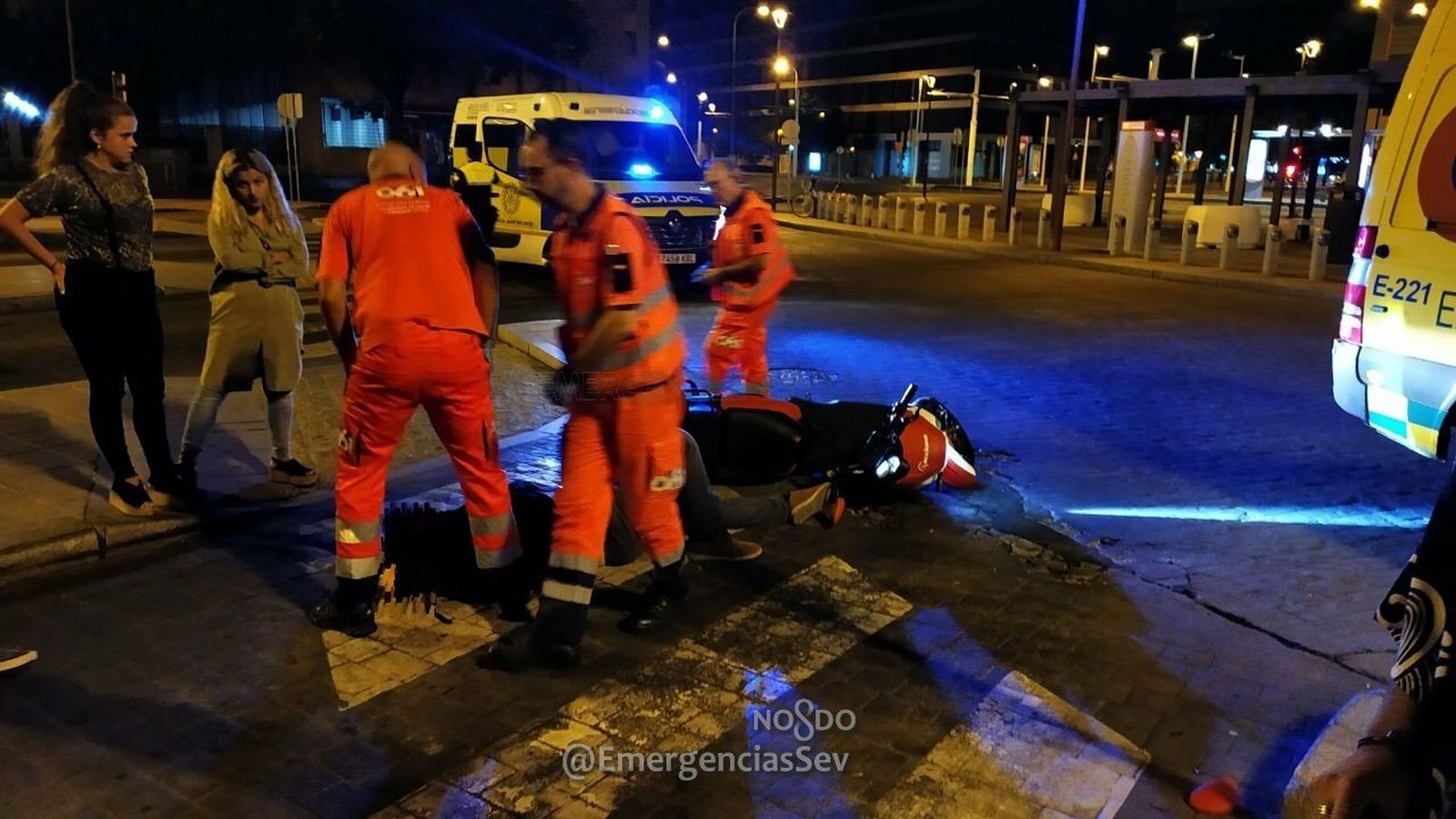 El 061 atiende al motorista herido