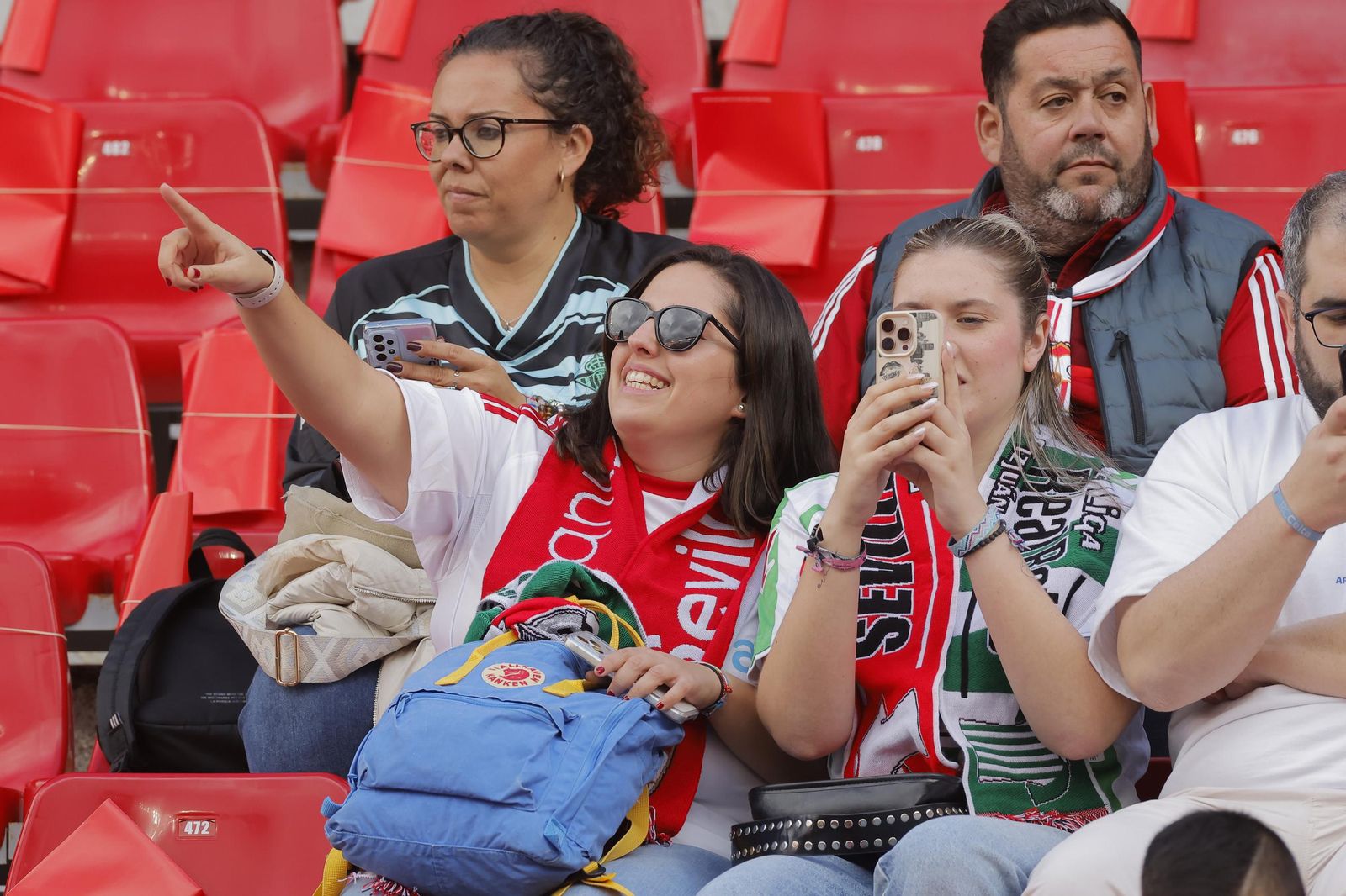 Búscate en las fotos del Sevilla - Betis