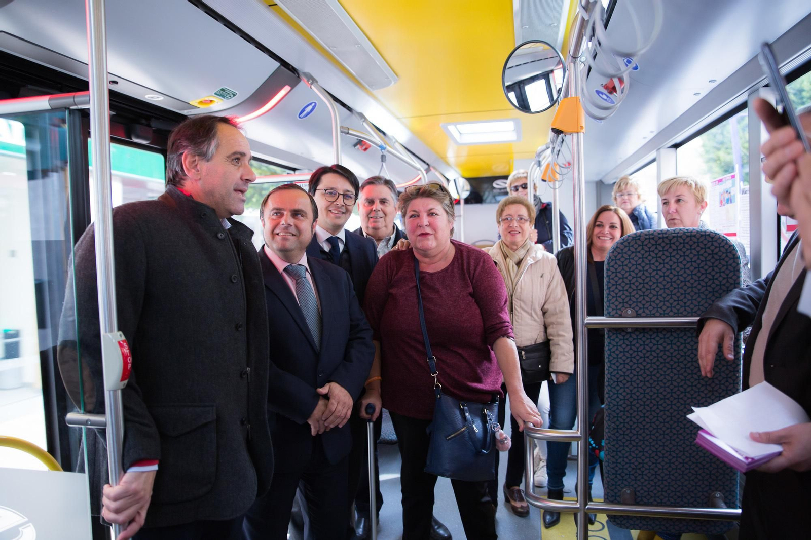 Los representantes vecinales estrenaron la puesta en marcha de la línea junto a los concejales Manolo Guzmán y Juan José Segura, y el director de Surbus.