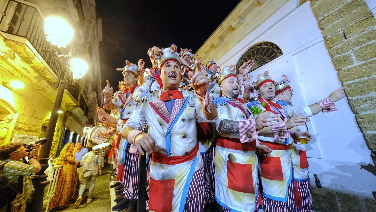 La noche del viernes de Carnaval en Cádiz, en imágenes