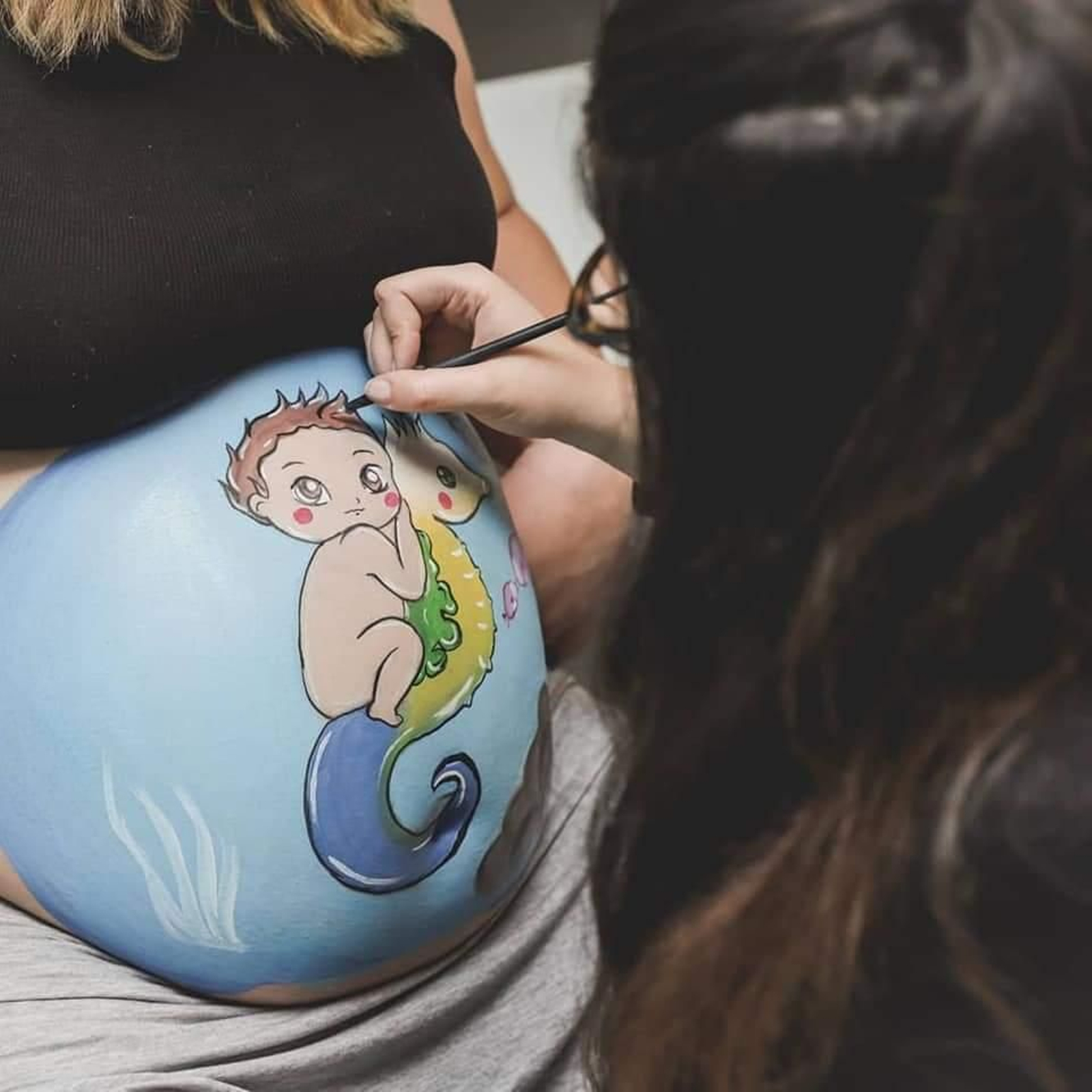 Ángela Gan realiza un dibujo durante una sesión en Baby Gan.