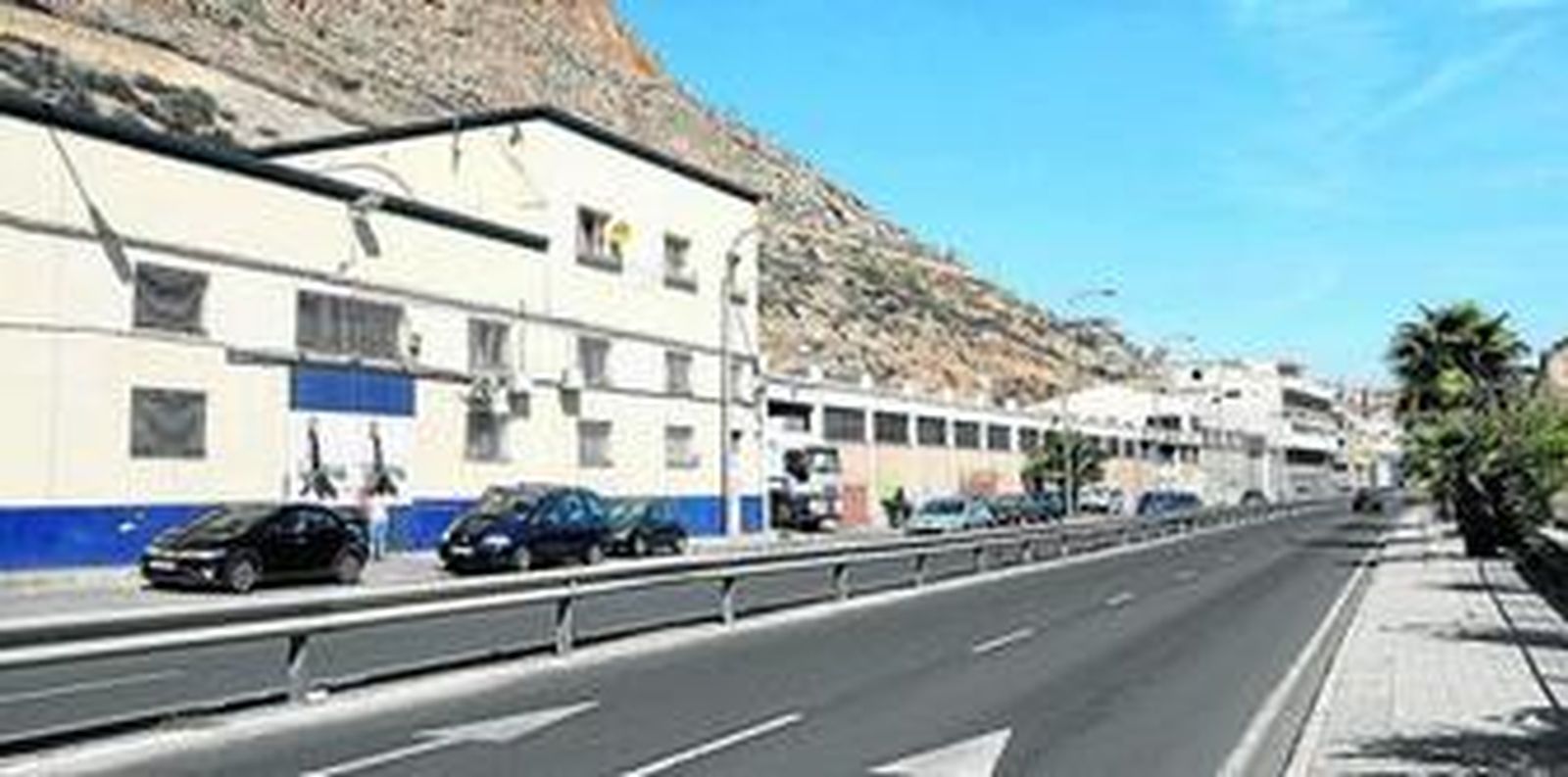 Algunos de los inmuebles que serán demolidos durante la jornada hoy, justo en la carretera de salida en dirección Málaga.