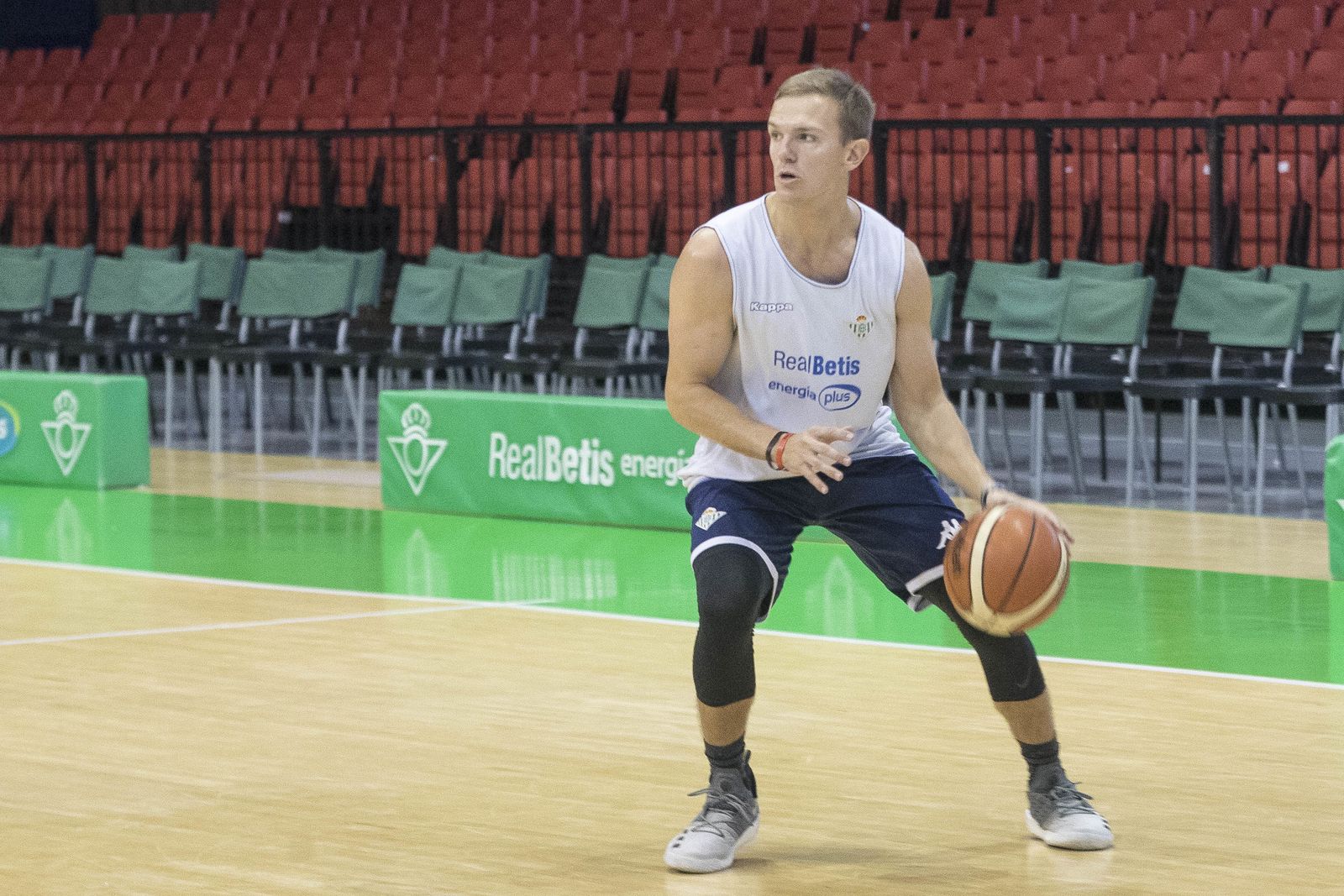 Dee bota el balón durante un entrenamiento en San Pablo.