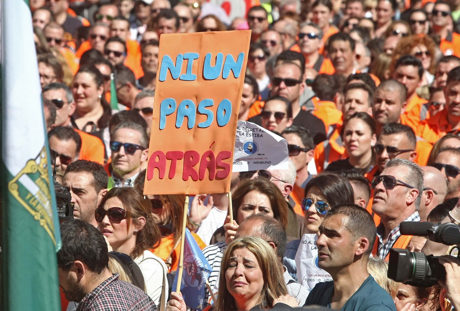 Un numeroso grupo de personas en la concentración de apoyo a la estiba celebrada en Algeciras en marzo.