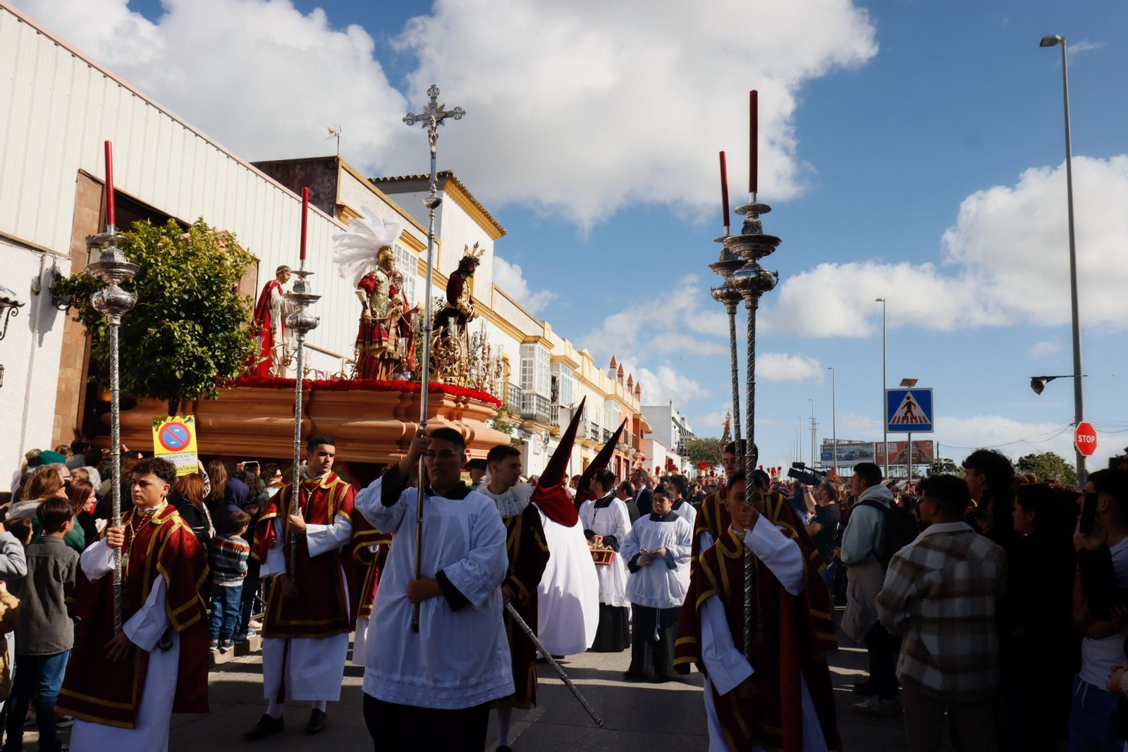 Imágenes de la salida del Amor en la Semana Santa de Chiclana 2025