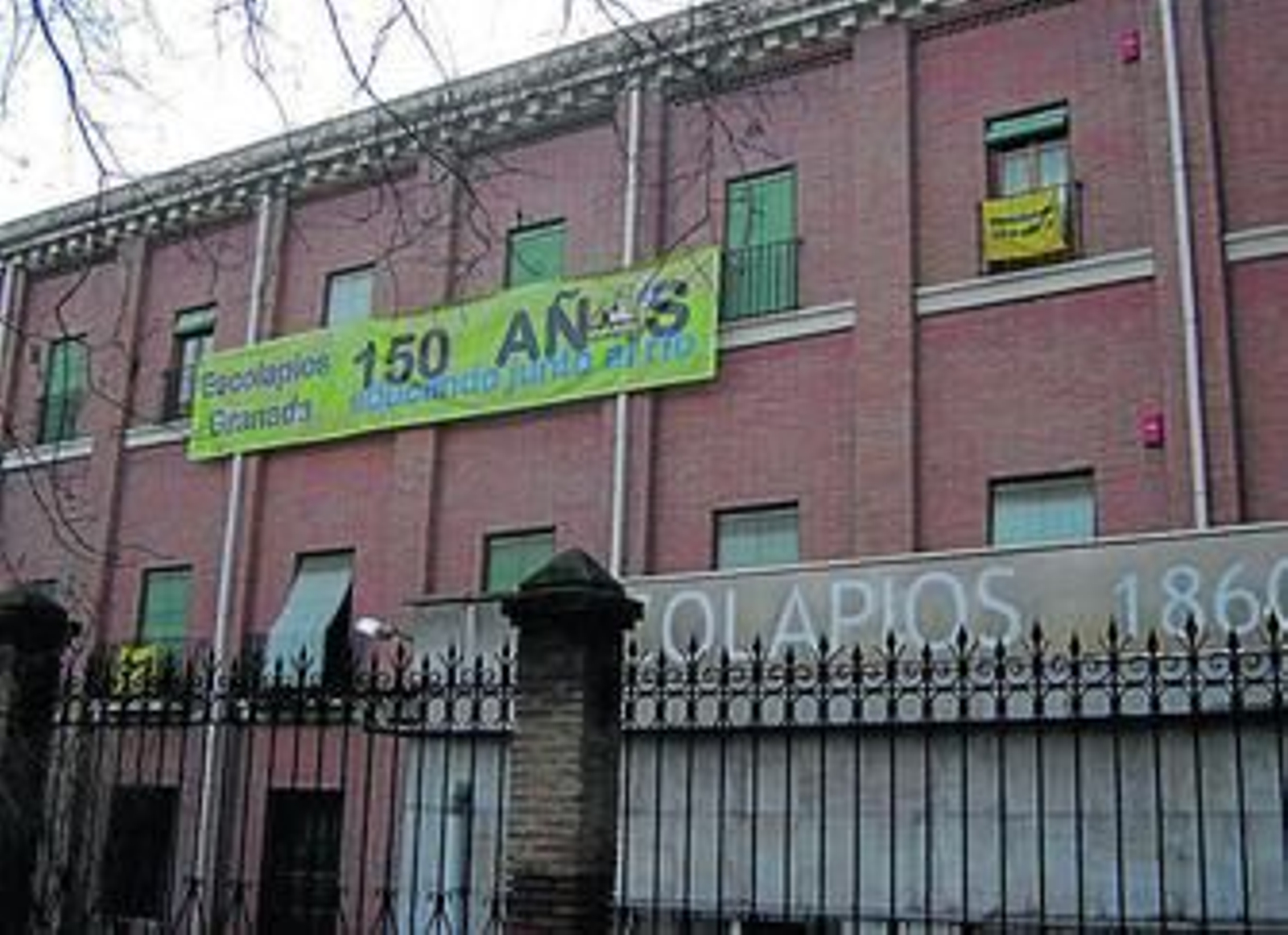 Los antiguos alumnos del colegio junto al río