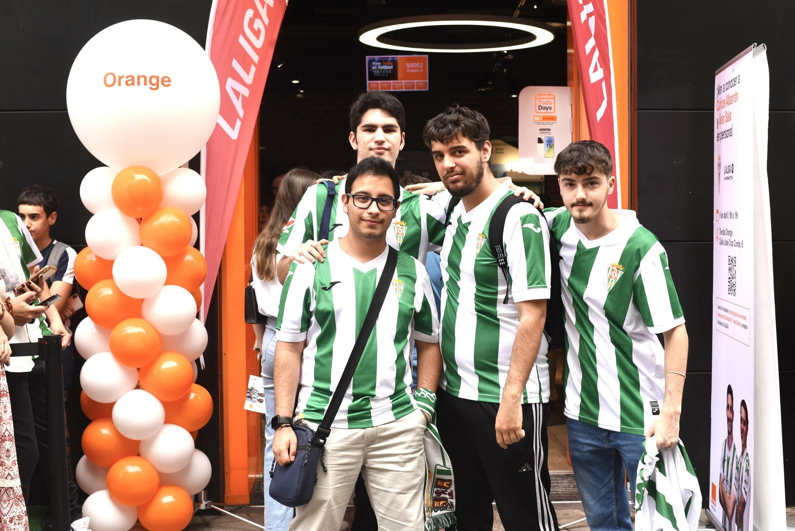 La afición del Córdoba CF enloquece con Álex Sala y Albarrán en el centro de la ciudad