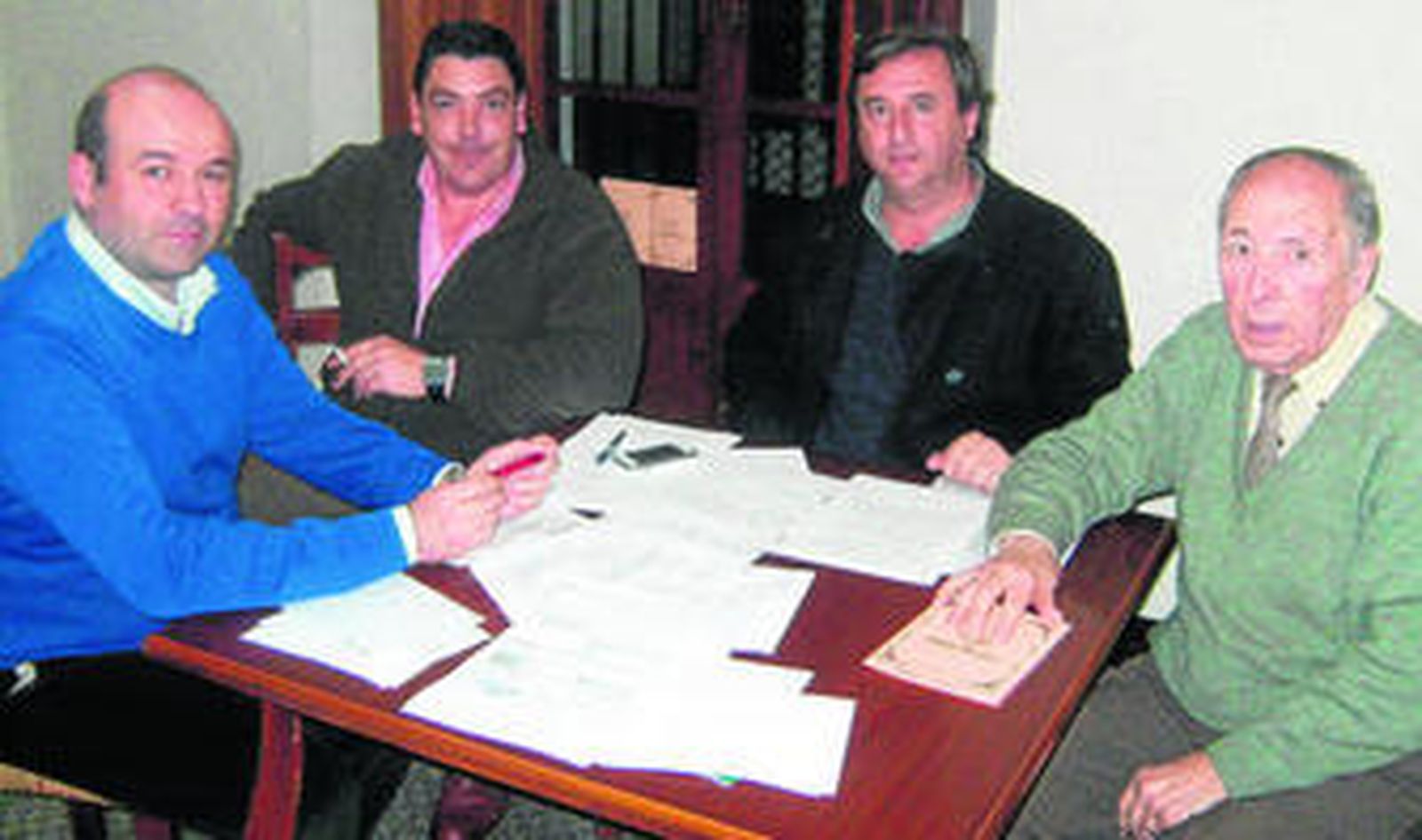 Reunión de la junta directiva del Círculo de Fuente Obejuna, que ha decidido crear un club de fumadores.