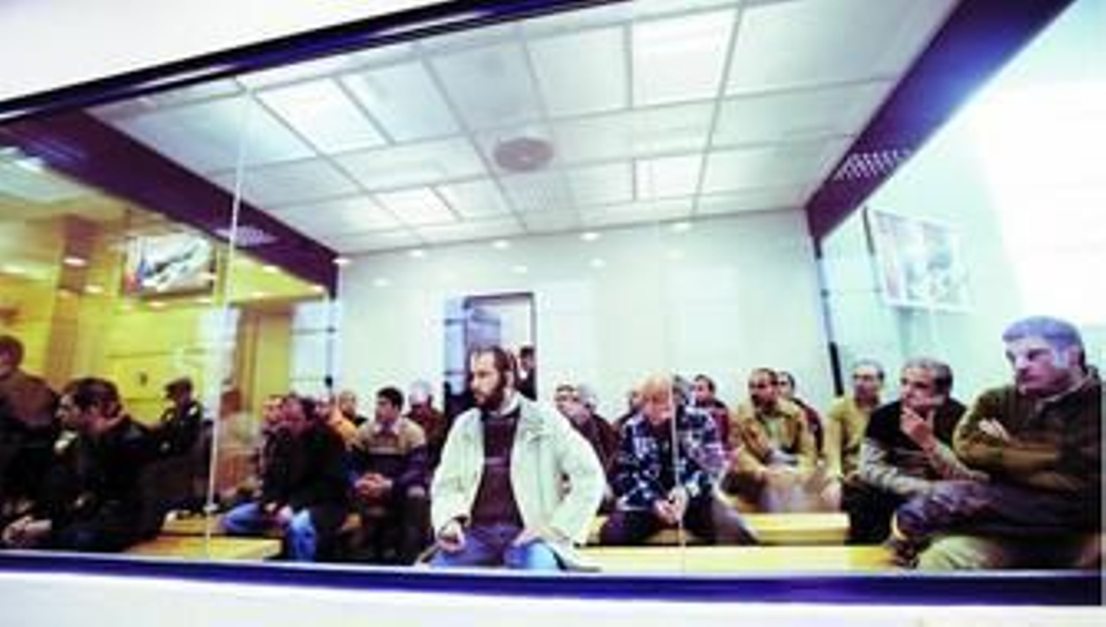 Imagen de los encausados por el 11-M, con el presunto ideólogo, Rabei Osman el Sayed, 'El Egipcio', en primer plano.