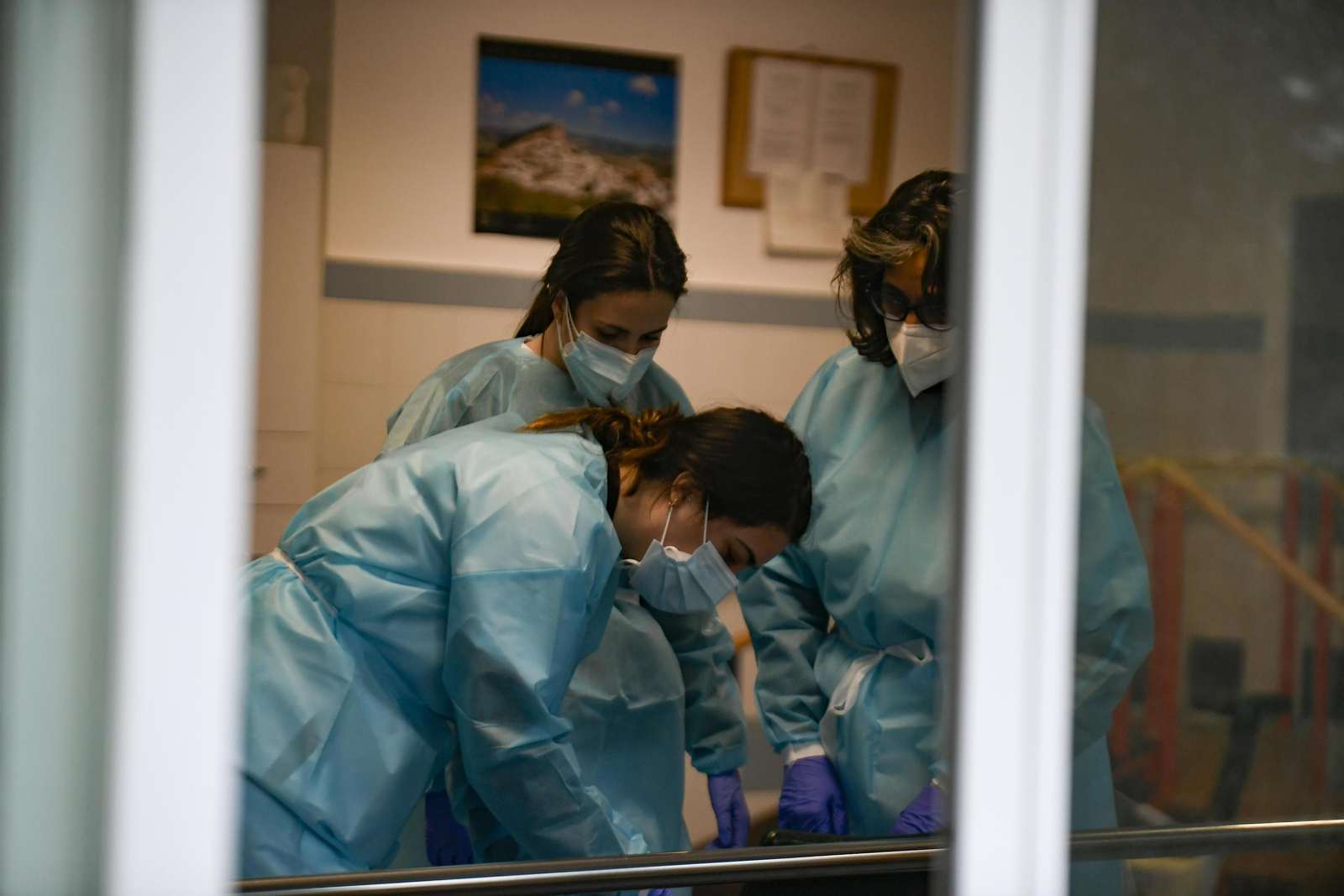 Varias enfermeras preparan las vacunas para aplicarlas en la residencia La Milagrosa de Armilla.