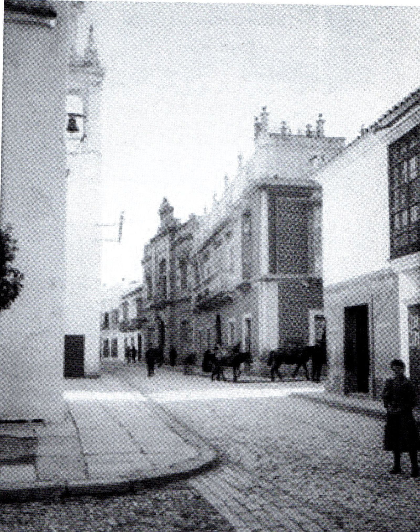 La  calle Alfonso XI hacia 1910. Al fondo, la Casa Consistorial y, a la derecha, la fachada del Convento de Nuestra Señora de la Merced con su espadaña.
