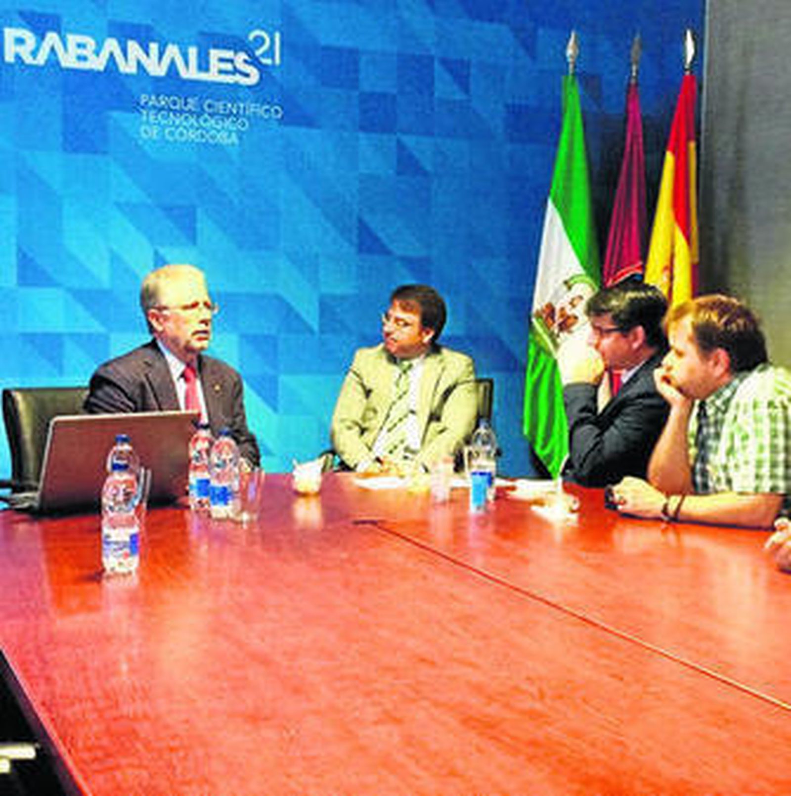 Reunión entre varios miembros de IU y el director de Rabanales 21.