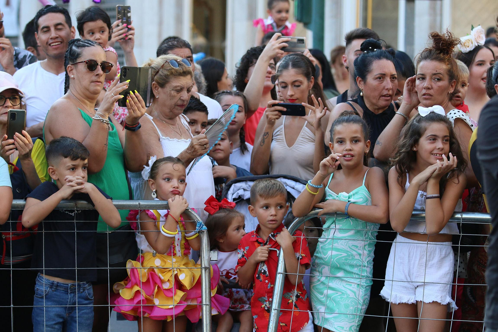 La Batalla de las Flores ha regresado inundando Almería de claveles