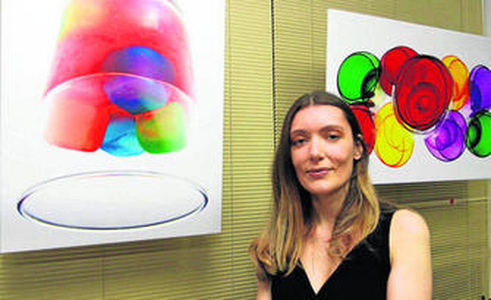 Carmen Pascual presenta una muestra gráfica llena de color y objetos cotidianos transformados en arte.