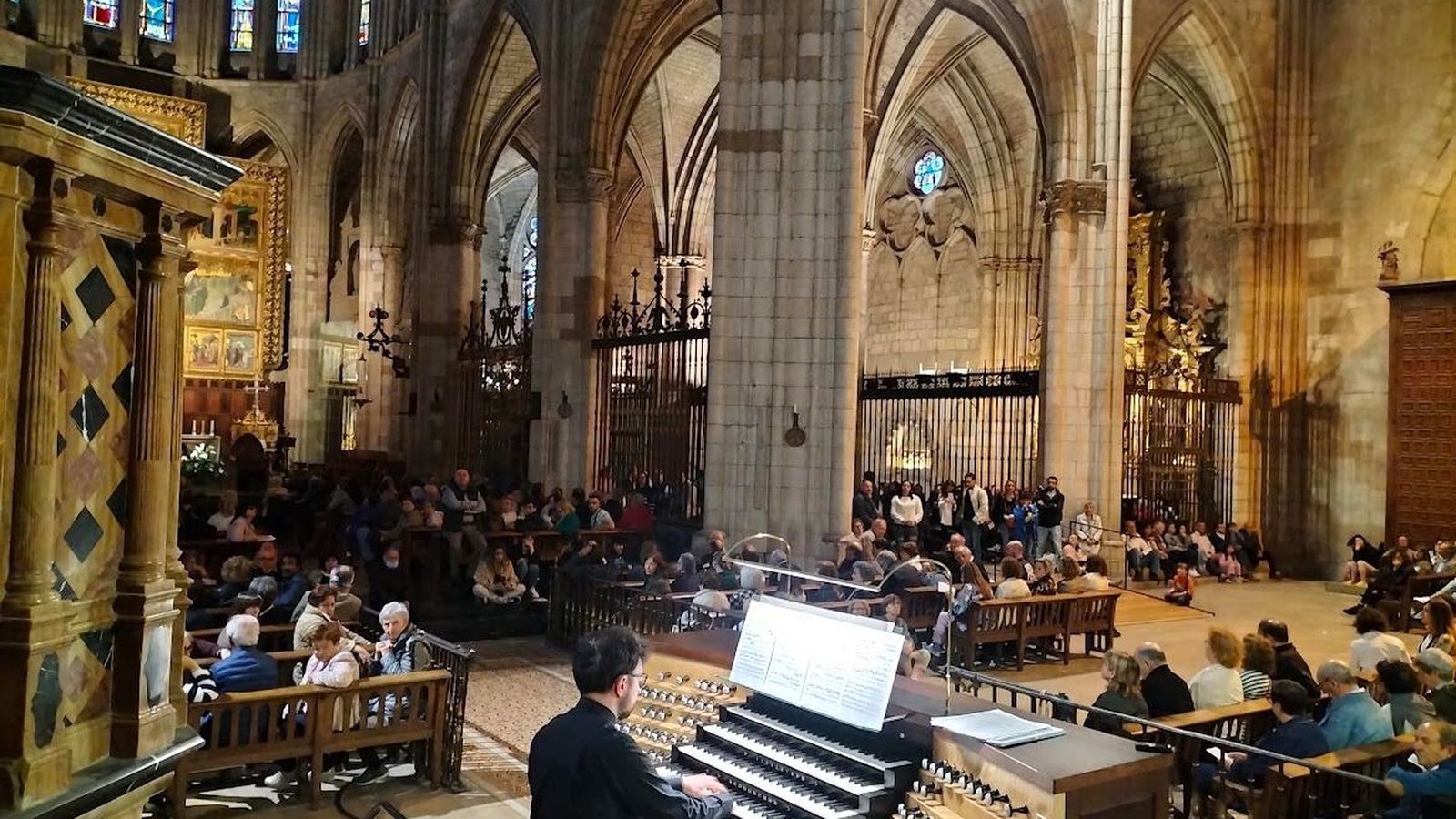 Martínez tocando ante sus feligreses