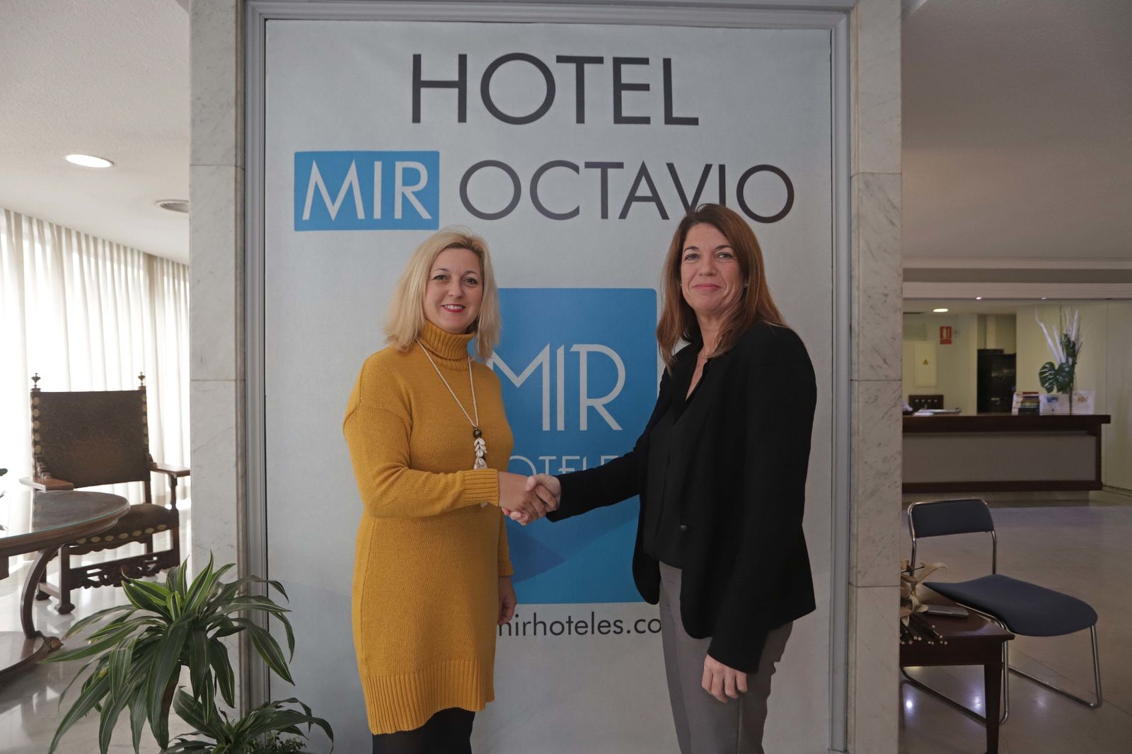 Luz Jiménez y María Luz Villanueva, tras la firma del convenio.