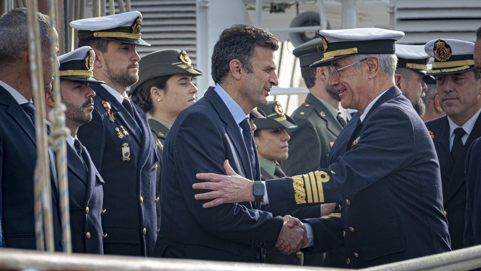 Salida del buque escuela J. S. de Elcano de los muelles de Cádiz para emprender su XCVI Crucero de Instrucción