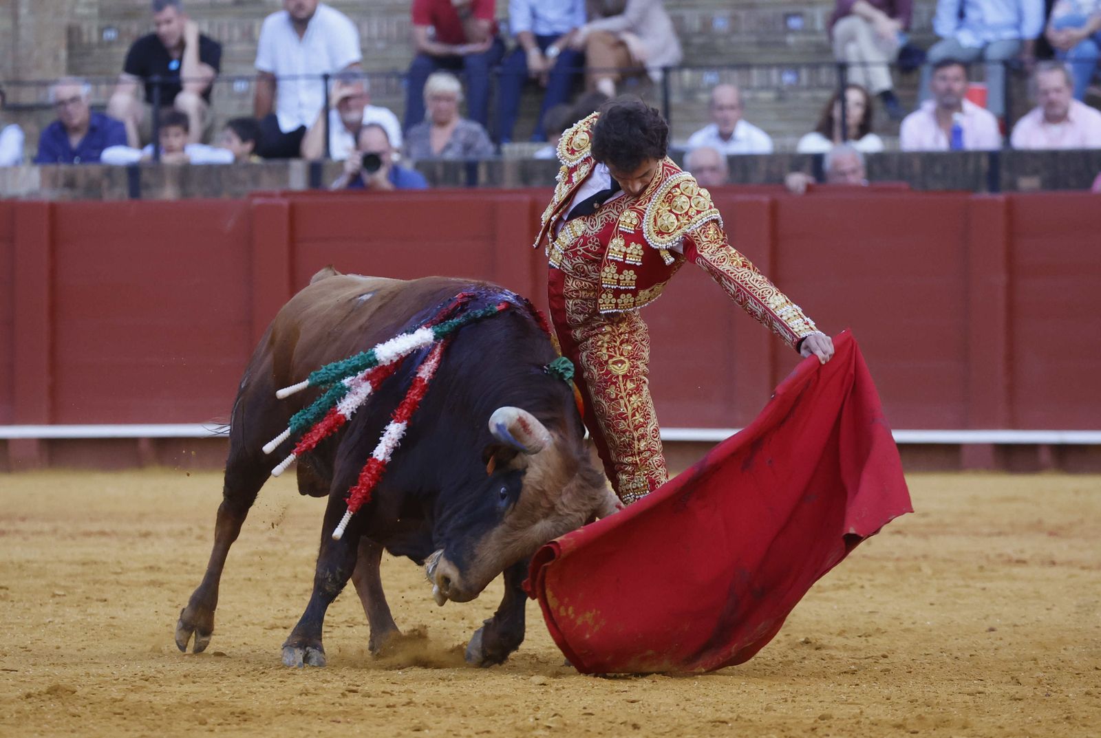 Álvaro Burdiel dando un plástico muletazo sobre el ruedo de la Maestranza en la tarde de ayer.