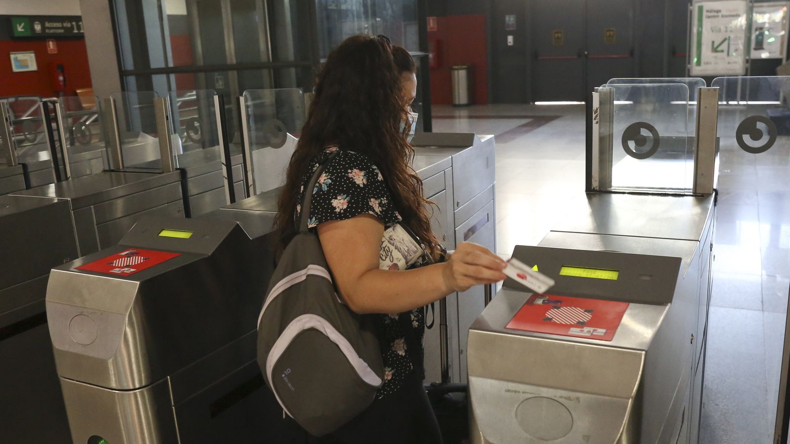 Una persona pasa una tarjeta para el Cercanías.